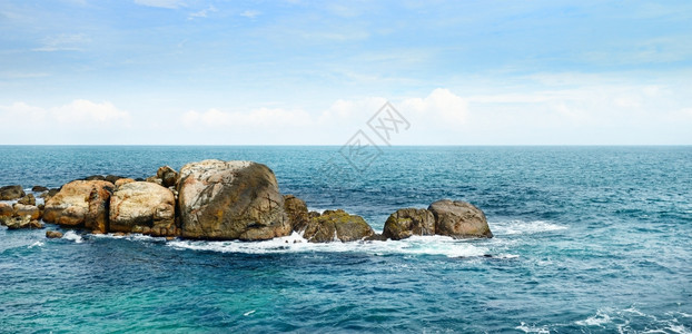 海洋中的大岩石图片