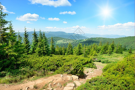 高山蓝天上阳光照耀图片