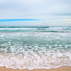 海浪和黄沙图片