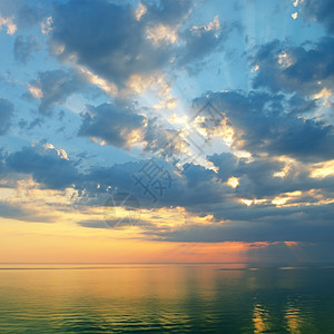 美丽的日出在海洋之上图片