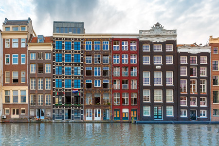 荷兰阿姆斯特丹运河和典型房屋的城市景象图片