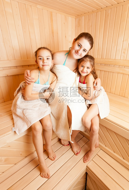 照片来自母亲与两个女儿在桑浴时放松图片