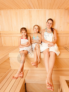 两位女儿在蒸汽浴中放松图片