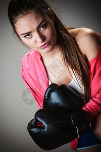 武术或自卫概念穿黑手套的拳击女运动员健身训练拳击图片