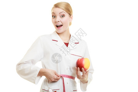 穿着白色大衣的妇女建议健康食品医生专家饮食师拿着水果苹腰部被隔离背景图片