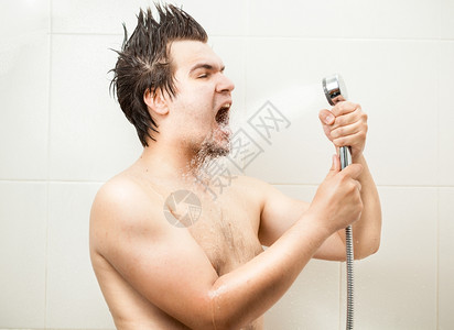 滑稽男人的肖像淋浴时唱歌图片