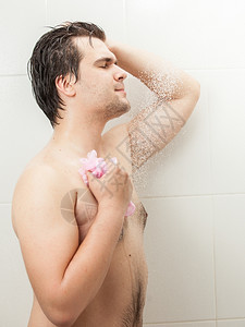 年轻微笑的男子在洗澡时的近镜肖像图片