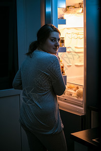 深夜在冰箱里看女人的照片图片