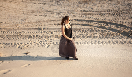 站在沙丘上的孤独女人户外照片图片