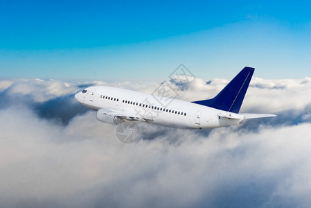 蓝色空中客机飞行蓝色的客机在云层中飞行图片