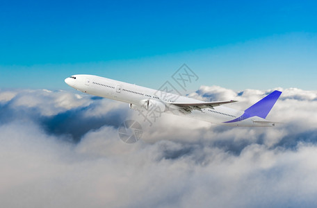 在飞行中蓝色空中客机飞行蓝色的客机在云层中飞行背景