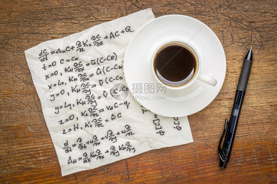 物理学的数方程式在餐巾纸上笔迹在生锈的木制桌子上加一杯咖啡图片