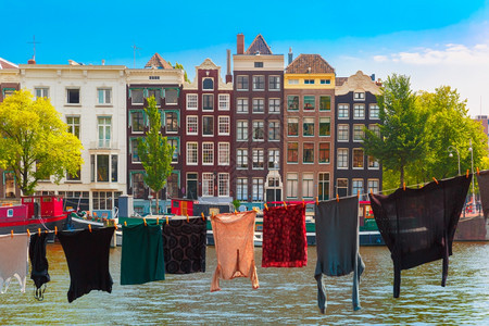 衣物在服线上烘干其背景是典型荷兰阿姆斯特丹运河和荷兰阿姆斯特丹运河图片