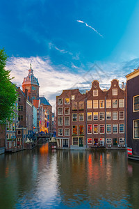 阿姆斯特丹运河桥梁和典型房屋的夜景城市色荷兰长期接触图片