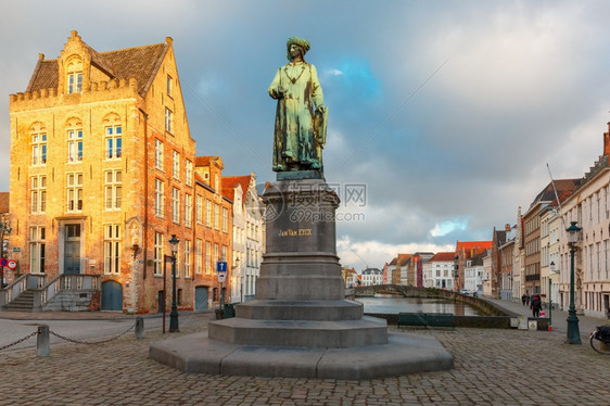 比利时布鲁日JanvanEyckplein广场著名艺术家JanVanEyck的纪念碑图片
