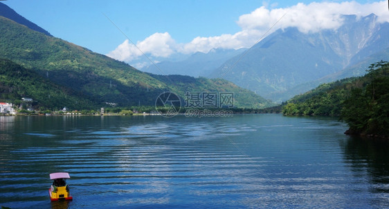 著名的旅游景点湖泊与大自然山脉的结合图片