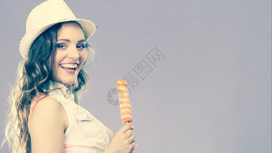 欢乐快的女人喜欢吃冰的女模范图片