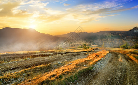 秋季山谷乡村公路图片