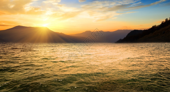 日出时海和高山图片