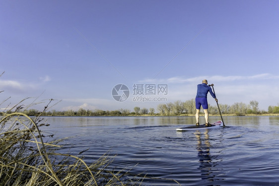 在科罗拉多州柯林斯堡的宁静湖上图片