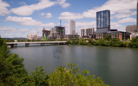 沿德克萨斯州下城奥汀河一带的城市发展仍在继续图片