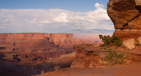 在ShaferCanyon俯视Canyonland公园的ShaferCanyon内可以看到白环路图片