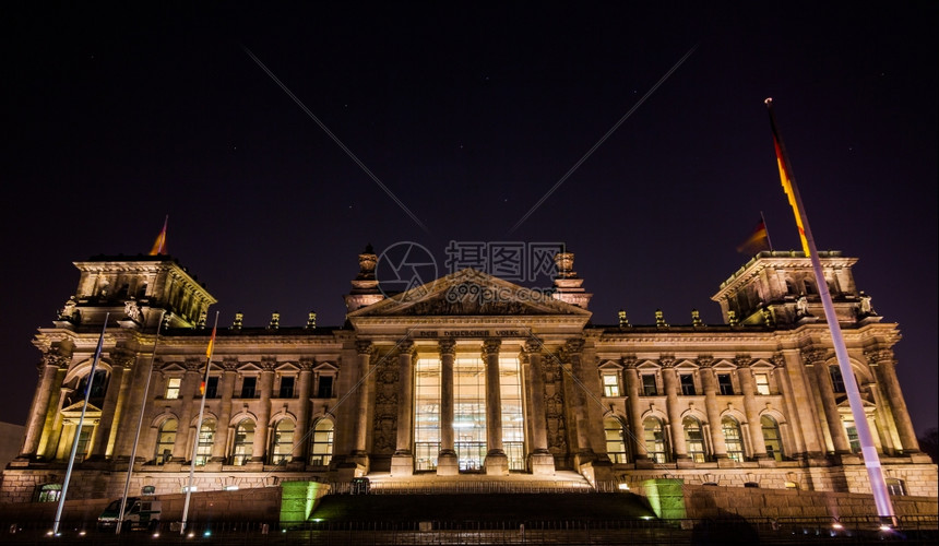 德国柏林帝国大厦的夜景图片