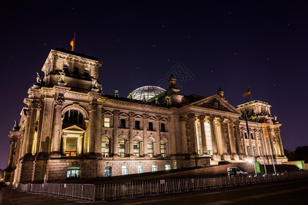 夜晚的德国柏林帝国大厦图片