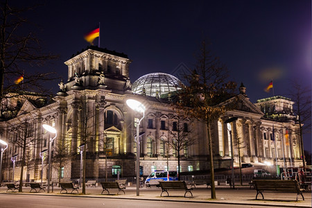 德国柏林帝国大厦的夜景图片