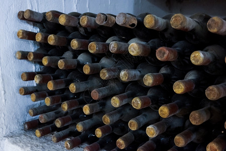 实木酒窖酒窖里堆满了瓶窖里的旧瓶背景
