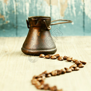 蓝锈背景的旧咖啡壶图片