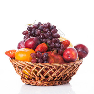 白底孤立的篮子水果中图片