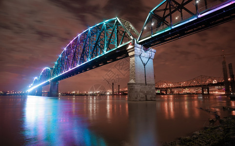 大四桥是一条六层前铁道桥横跨俄亥河连接肯塔基州路易斯维尔和美国印第安纳州杰斐逊维尔图片