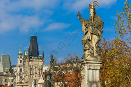 圣奥古斯丁雕刻的圣奥古斯丁雕刻着燃烧的心脏手在捷克布拉格CharlesBridge上践踏异教书籍图片