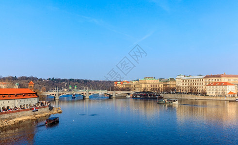 位于捷克布拉格的Vltava和桥梁的美景图片