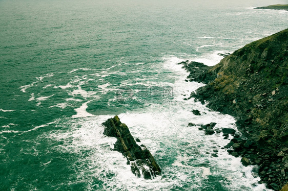 爱尔兰的大西洋海岸上的突袭波浪爱尔兰欧洲图片