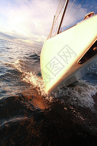 日落出暑假时在黄海航行的游艇帆船图片