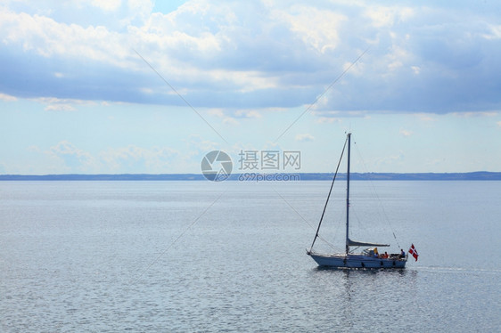 一艘游艇在黄海航行悬挂着丹麦在阳光明媚的暑假天上挂着蓝旅游奢华生活方式图片