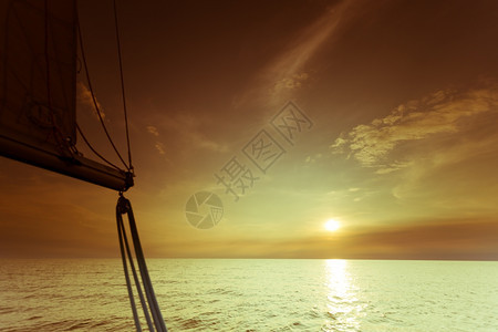 日出暑假落时游艇帆船在黄海航行旅游奢侈生活方式图片