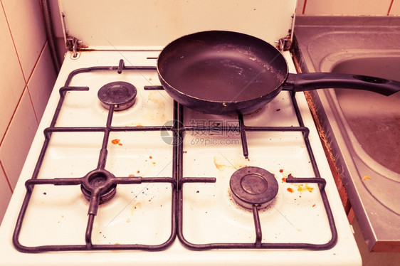 家务卫生和清洁概念家里的污泥肮脏煤气炉子用过的厨房做饭煎锅图片