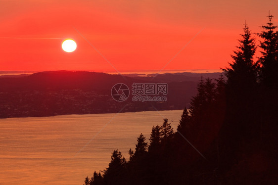 从挪威卑尔根山丘和fjord风景红天日落的全图片