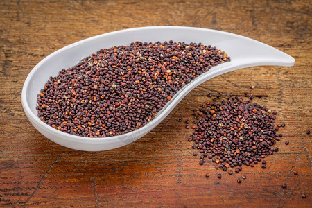 玻利维亚种植的免费黑quinoa谷物图片