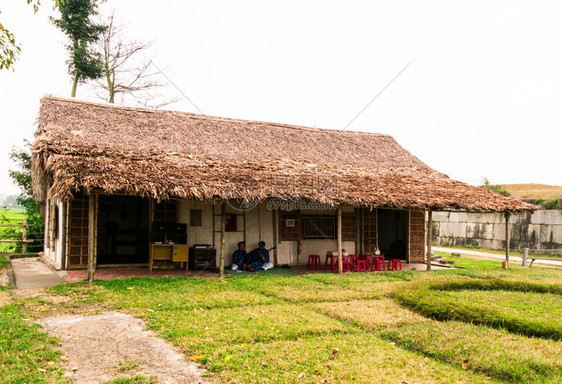 越南第一届大会就在那里举行住着干草的房屋称为香港泰家HongThaihFamily那里是越南第一届大会的所在地图片