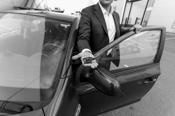 汽车销售经理拿着手持钥匙的黑白特拍图片