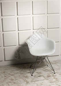 现代白椅子对砖墙图片