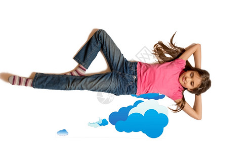 独自拍摄的可爱女孩做梦和躺在云彩上图片