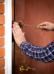 专业木匠更换重金属门锁图片
