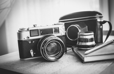 旧相机和笔记本的照片图片