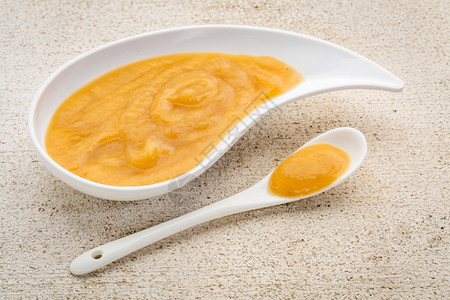 婴儿食品或零苹果玉米甜土豆陶瓷催泪水碗面粉木上加勺子图片