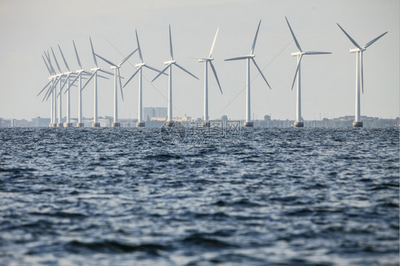 丹麦附近的沿海黄岸可再生能源产风力涡轮机发电站替代绿色能源生态图片